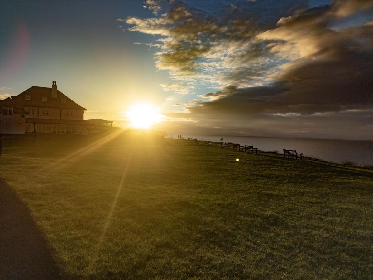 Metropol Seaview Apartment. * Whitby